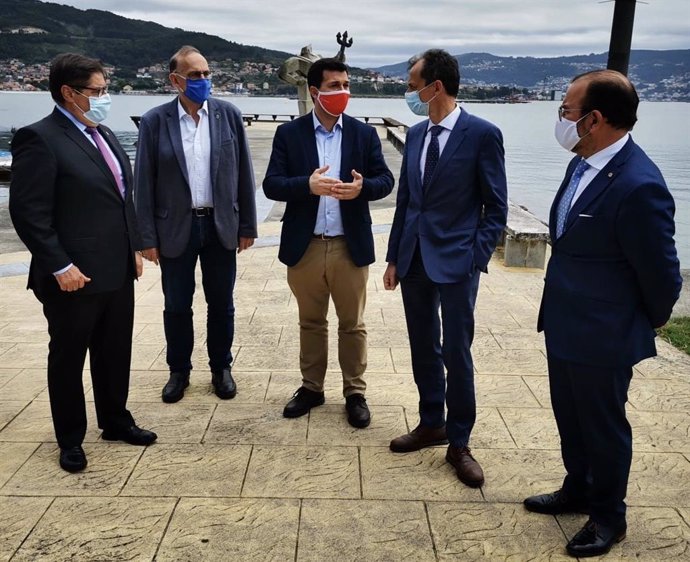 Los tres rectores de las universidades públicas, el candidato del PSdeG a la Xunta, Gonzalo Caballero, y el ministro de Ciencia e Innovación, Pedro Duque, en Moaña (Pontevedra)