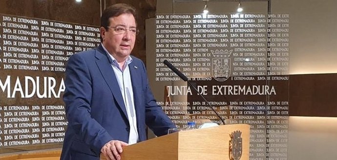 El presidente de la Junta, Guillermo Fernández Vara, en rueda de prensa en Mérida