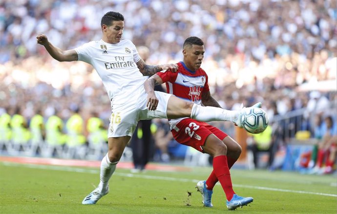 05 October 2019, Spain, Madrid: Real Madrid's James Rodriguez and Granada's Darwin Daniel Machis in action during the Spanish Primera Division soccer match between Real Madrid and FC Granada at the Santiago Bernarbeu stadium.