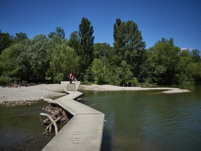 Bañistas disfrutan del agua en el río Arga durante la Fase 2 de la desescalada en Pamplona, cuando se permite el baño en ríos y riachuelos, siempre y cuando se cumplan las medidas para preservar la salud y la seguridad, donde la distancia a guardar tant