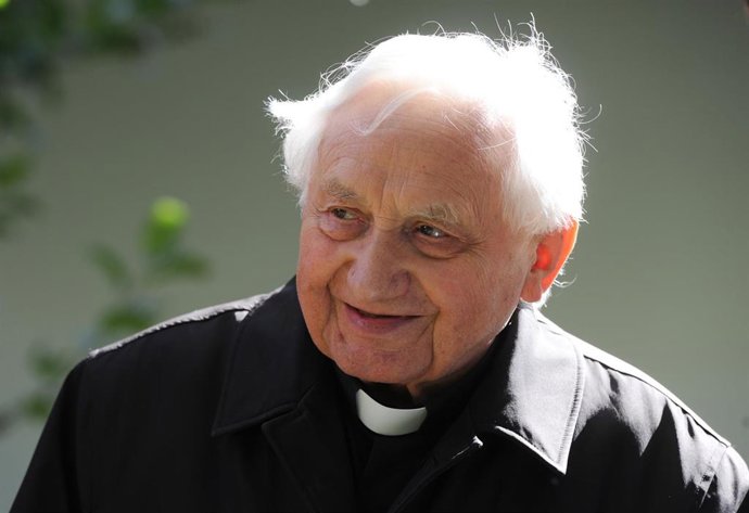FILED - 16 September 2010, Bavaria, Pentling: Georg Ratzinger, older brother of then Pope Benedict XVI, stands in front of the Pope's private house. Georg Ratzinger has died on Wednesday at the age of 96. Photo: picture alliance / dpa