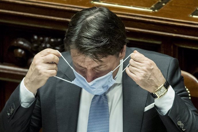 El primer ministro italiano, Giuseppe Conte, se pone una mascarilla