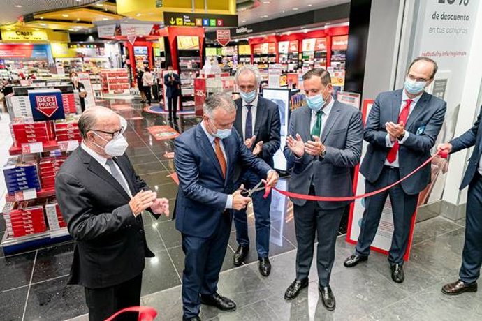 De izquierda a derecha, Ángel Ferreras (Canariensis), Ángel Víctor Torres (Presidente del Gobierno de Canarias), Julián Díaz (Consejero Delegado de Dufry), Luis Suárez (Consejero Delegado de Canariensis) y Pedro Castro (CEO sur de Europa, Dufry)