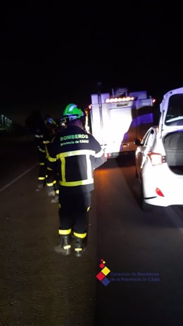 Efectivos de bomberos actúan en el accidente donde ha perdido la vida una menor en dirección a Rota