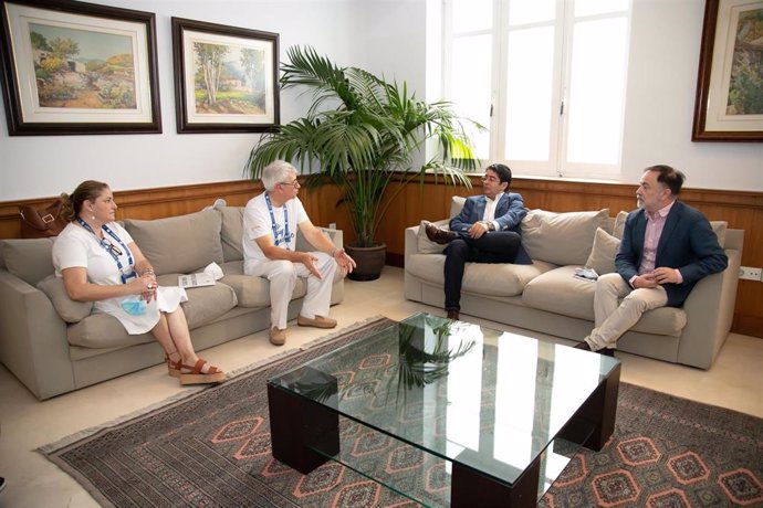 El presidente del Cabildo de Tenerife, Pedro Martín, y el consejero de Turismo, José Gregorio Martín, en una reunión con la asociación de guías turísticos