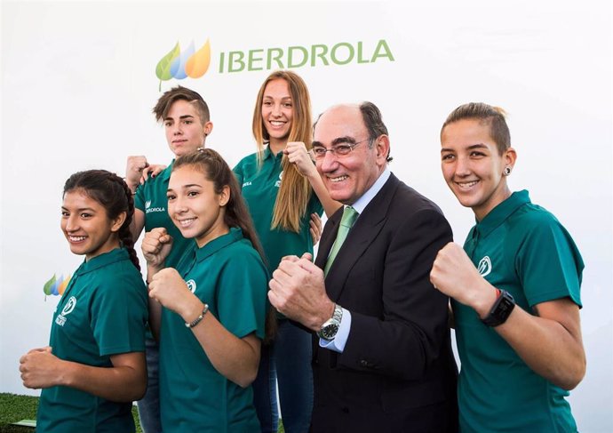 Ignacio Galán, presidente de Iberdrola, junto a deportistas españolas