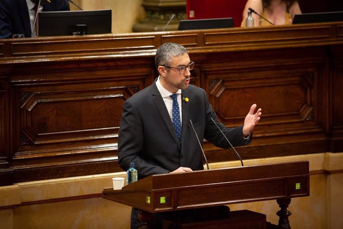 El conseller de Acción Exterior de la Generalitat, Bernat Solé, en el pleno del Parlament monográfico sobre el coronavirus.