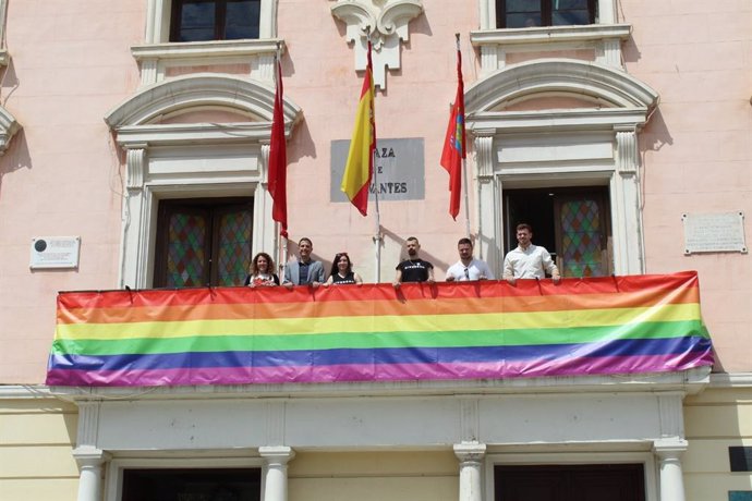 Bandera del Orgullo en el balcón del Ayuntamiento de Alcalá de Henares