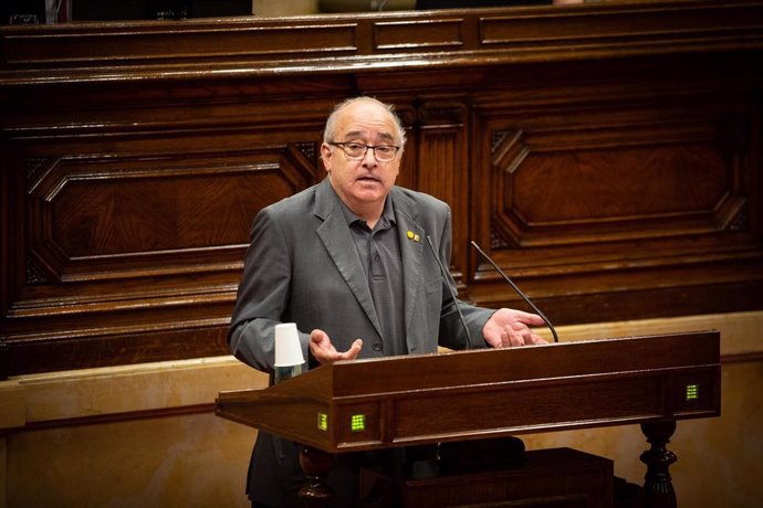 El Consejero de Educación de la Generalitat, Josep Bargalló, durante su intervención en una sesión plenaria, en el Parlamento catalán, en la que se debate la gestión de la crisis sanitaria del COVID-19