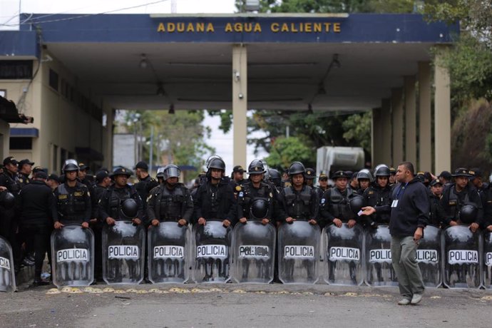 Policías desplegados en la frontera entre Honduras y Guatemala para impedir el paso de migrantes (Imagen de archivo)