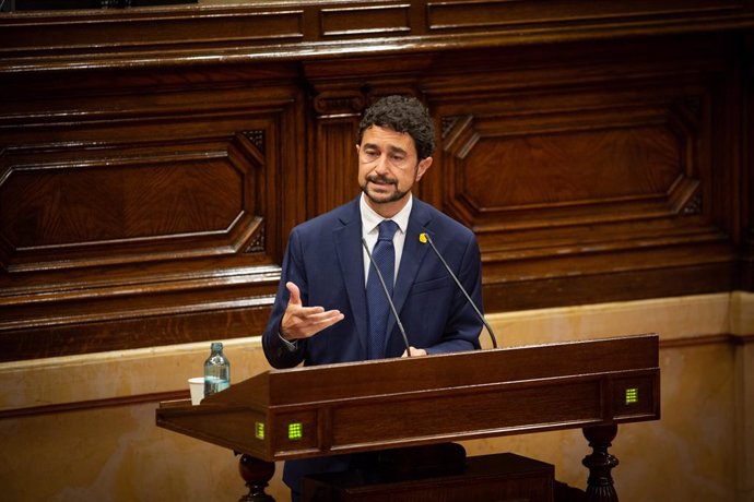 El Conseller de Territori i Sostenibilitat de la Generalitat, Dami Calvet, durant la seva intervenció en una sessió plenria, al Parlament catal, a Barcelona, Catalunya (Espanya), a 1 de juliol de 2020.