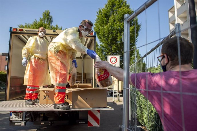 Reparto de alimentos a trabajadores del matadero Toennies en cuarentena por el coronavirus en Alemania