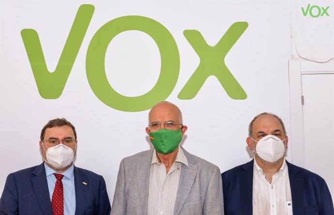 Rueda de prensa de Vox, con el diputado Agustín Rosety en el centro