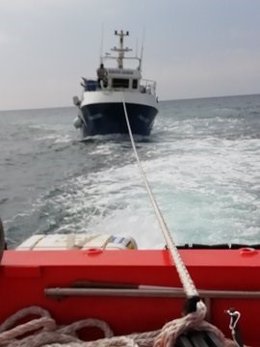 Salvamento Marítimo remolca un pesquero en Almería