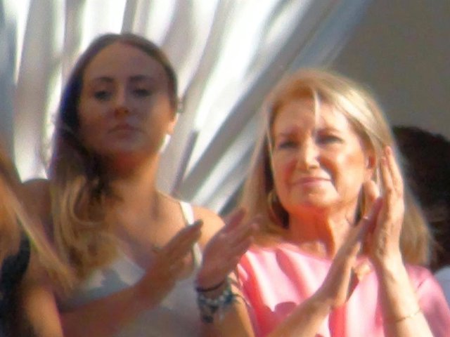 Gloria Mohedano, con su sobrina Rocío Flores durante la procesión de la Virgen de Regla en Chipiona