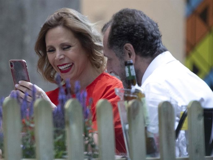 Agatha Ruiz de la Prada y Luis Gasset, de lo más complices durante una íntima velada