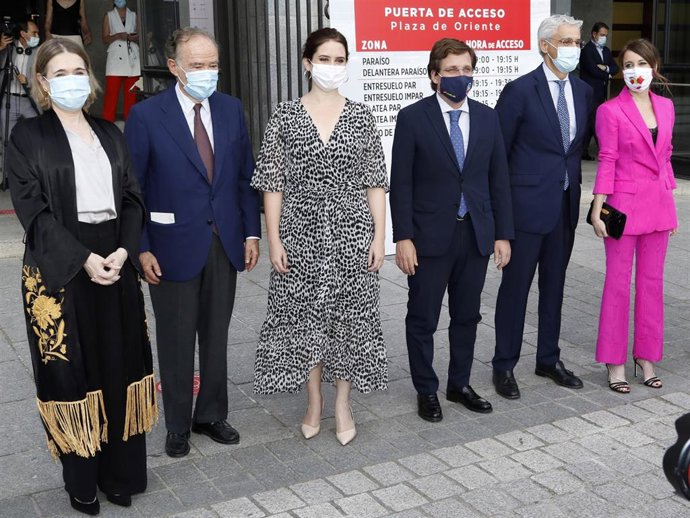 José Luis Martínez Almeida, Isabel Díaz Ayuso, Andrea Levy y otras autoridades posan durante la reapertura del Teatro Real