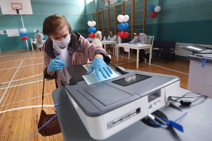 Una mujer vota en el referéndum constitucional en Rusia