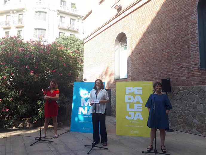 La teniente de alcalde de Urbanismo, Janet Sanz; la alcaldesa de Barcelona, Ada Colau; y la concejal de Movilidad, Rosa Alarcón