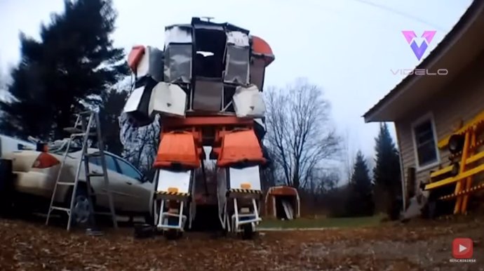 Un amante de la ciencia ficción fabrica un robot funcional de más de 3 metros de altura