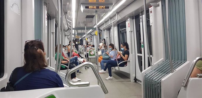 Usuarios del Metro de Sevilla, que refuerza su servicio un 21% durante la selectividad, con mascarillas