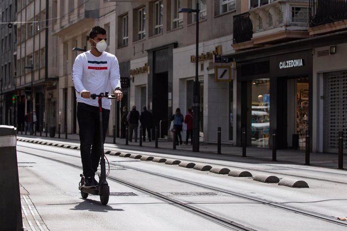 Una persona utiliza un patinete eléctrico en Euskadi durante el día 90 del estado de alarma, cuando la micromovilidad se está convirtiendo en una solución sostenible en las grandes ciudades