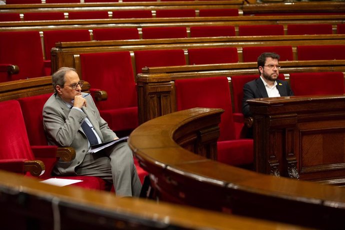 El vicepresidente del Govern y conseller de Economía y Hacienda, Pere Aragons (d), y el presidente de la Generalitat, Quim Torra, durante una sesión plenaria, en el Parlamento catalán, en la que se debate la gestión de la crisis sanitaria del COVID-19 
