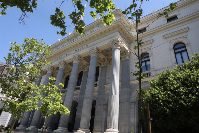 Fachada del edificio de la Bolsa de Madrid. En Madrid (España), a 27 de mayo de 2020.