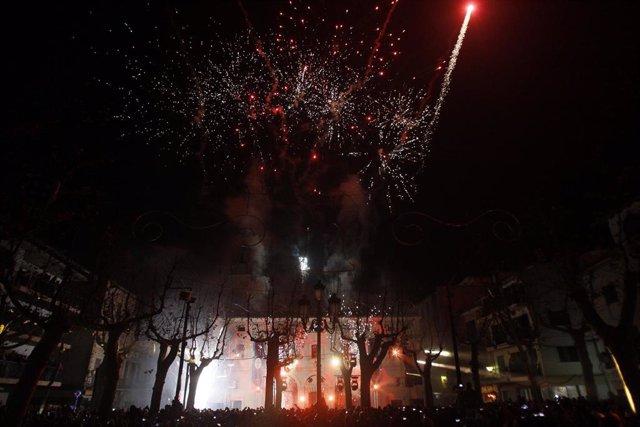 Fuegos artificiales en las fiestas patronales de Sant Antoni Sa Pobla (Palma de Mallorca), también llamada Nit bruixa