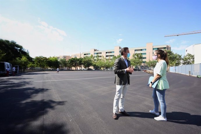 El consejero de Urbanismo de Zaragoza visita las obras del colegio público Hilarión Gimeno.