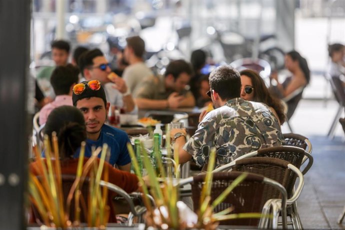 Varias personas en una terraza de un restaurante de Madrid (España).