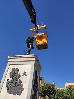 Trabajos de reparación de la escultura de Miguel de Cervantes en la localidad de Alcalá de Henares.