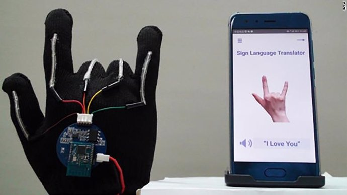 Este guante con sensores traduce la lengua de signos a voz en tiempo real