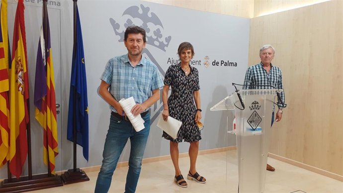 El concejal de Participación y Gobierno Interior, Alberto Jarabo (izquierda), presenta los datos del padrón de Palma junto a Delia Bento, directora general de Población y Calidad, y Toms Lladó, jefe de Servicio de Población.