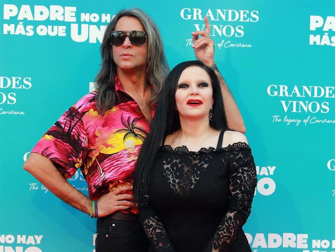 Alaska y Mario Vaquerizo, de lo más originales en la premiére de la película "Padre no hay más que uno"
