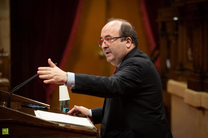 El primer secretario del PSC, Miquel Iceta, interviene durante una sesión plenaria, en el Parlamento catalán, en la que se debate la gestión de la crisis sanitaria del COVID-19 y la reconstrucción de Cataluña ante el impacto de la pandemia, en Barcelona