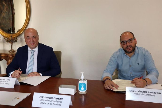 El presidente de la Diputación de Córdoba, Antonio Ruiz (izda.), y el alcalde de Carcabuey, Juan Miguel Ruiz, suscriben el convenio