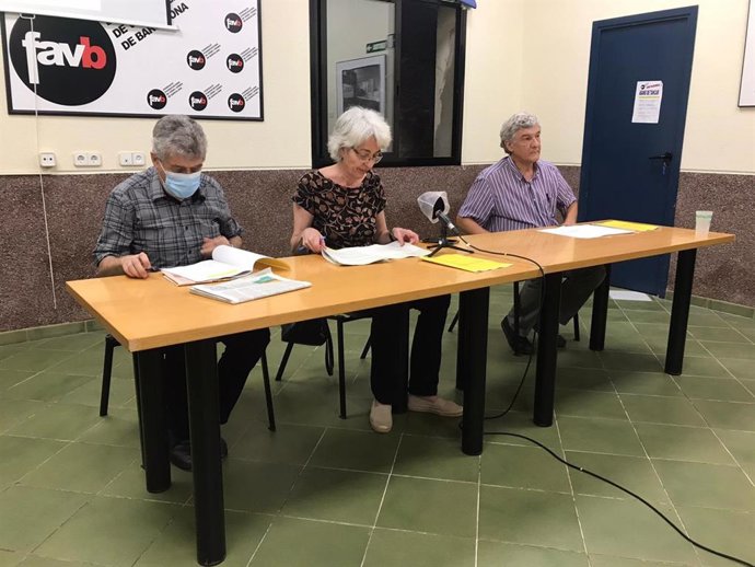 El vicepresidente primero de la Favb, Albert Recio; la presidenta de la Favb, Ana Menéndez, y el miembro del CAB, Joan Manuel Parisi.