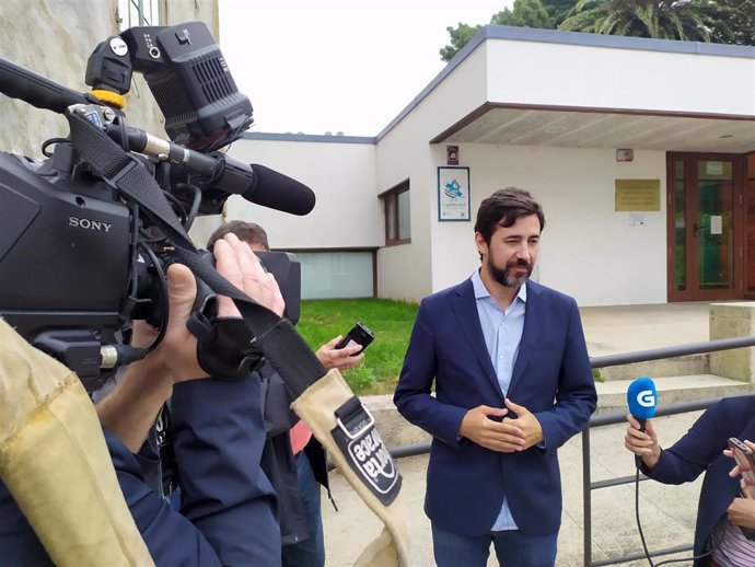 El candidato de Galicia En Común-Anova Mareas a la Presidencia de la Xunta, Antón Gómez-Reino, ofrece declaraciones a los medios a las puertas de un centro de A Galiña Azul en Santiago