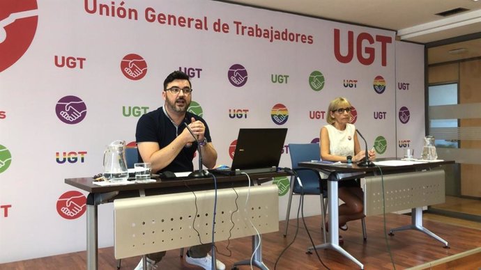 La Secretaría Confederal de UGT, Adela Carrió, ofrece, junto al responsable Confederal del área LGTBI, Toño Abad, en rueda de prensa.