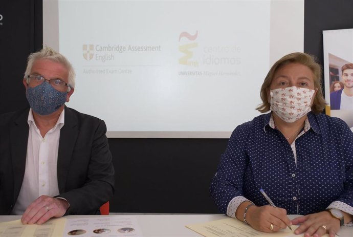 Firma del acuerdo entre UMH y Cambridge Assessment English.