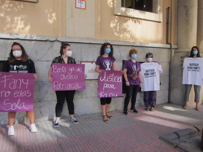 Concentración a la puerta de la Audiencia de Jaén