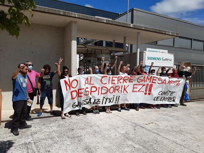 Concentración de la plantailla de Gamesa en Aoiz en contra del cierre de la planta