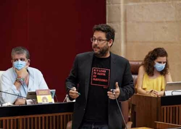 El diputado de Adelante Andalucía, José Ignacio García, este jueves durante una pregunta al Gobierno andaluz en el Pleno del Parlamento.