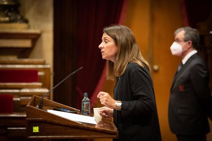 La Consejera de la Presidencia y Portavoz de la Generalitat, Meritxell Budó, durante su intervención en una sesión plenaria, en el Parlamento catalán, en la que se debate la gestión de la crisis sanitaria del COVID-19 y la reconstrucción de Cataluña ant