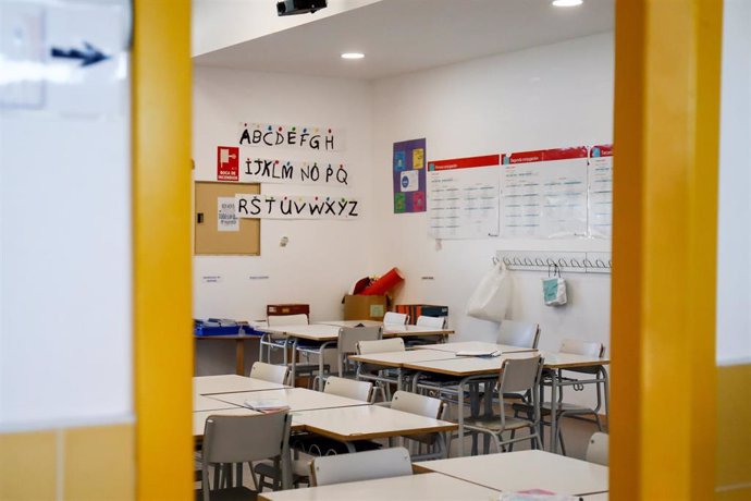 Sillas y mesas de un aula en el interior del Colegio Nobelis de Valdemoro, que debido a la pandemia del coronavirus tendrá que acondicionar sus aulas con medidas de distanciamiento e higiene para el nuevo curso escolar 2019-2020. En Valdemoro, Madrid (E