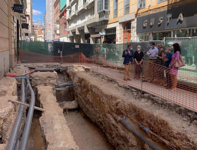 La embajadora de Irlanda en España, acompañada por miembros del equipo de Gobierno del Ayuntamiento de Valladolid, en la zona de las excavaciones para localizar os restos de 'Red Hugh' O'Donnell.