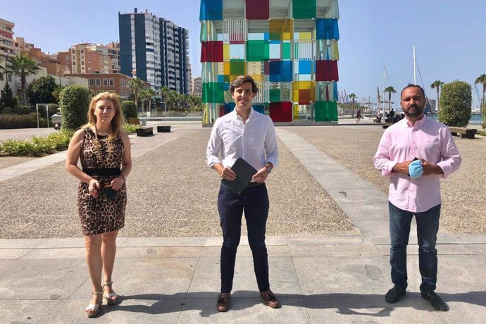 Carolina España,, Pablo Montesinos y Mario Cortés, diputados por el PP de Málaga en el Congreso junto al Centre Pompidou