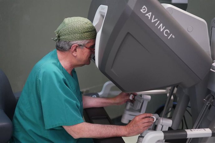 Un médico opera el robot Da Vinci Xi en el IVO