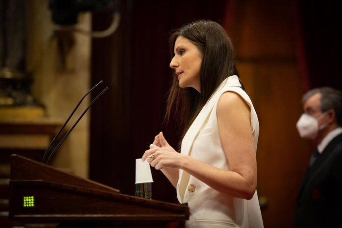 La portavoz de Ciudadanos en el Parlament, Lorena Roldán, interviene en una sesión plenaria, en el Parlamento catalán, en la que se debate la gestión de la crisis sanitaria del COVID-19 y la reconstrucción de Cataluña ante el impacto de la pandemia, en 
